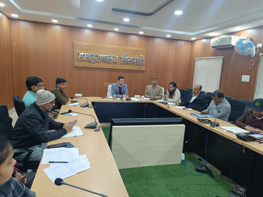 जिलाधिकारी ने की जन शिकायत व विकासात्मक योजनाओं की समीक्षा बैठक