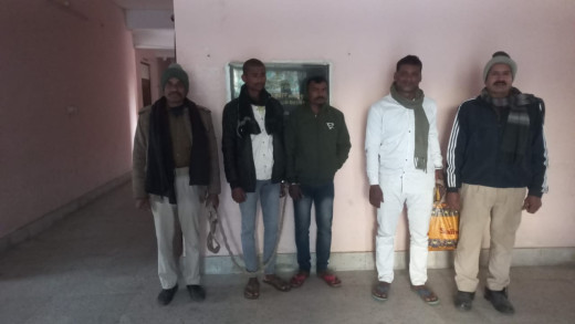 डेढ़ लीटर महुआ शराब के साथ एक तस्कर और दो शराबी गिरफ्तार