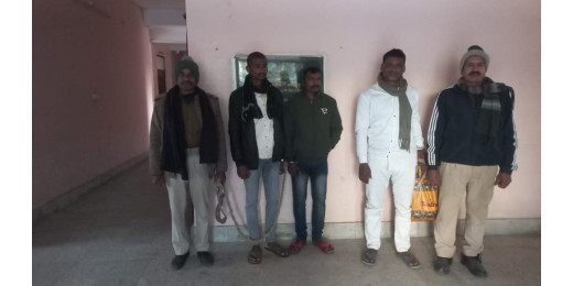 डेढ़ लीटर महुआ शराब के साथ एक तस्कर और दो शराबी गिरफ्तार