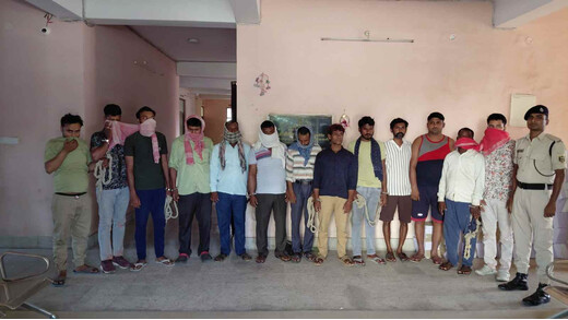 लखीसराय में मद्य निषेध विभाग की छापेमारी, अवैध शराब के साथ 13 लोग गिरफ्तार