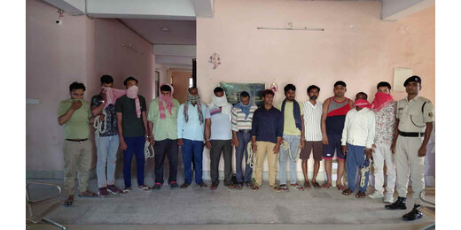 लखीसराय में मद्य निषेध विभाग की छापेमारी, अवैध शराब के साथ 13 लोग गिरफ्तार