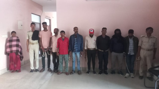 महिला समेत दो तस्कर के साथ सात शराबी धराया