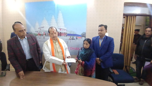 लखीसराय नरसंहार : डिप्टी सीएम ने पीड़ित परिवारों को सौंपा मुआवजे का चेक, किया तेजस्वी पर पटलवार