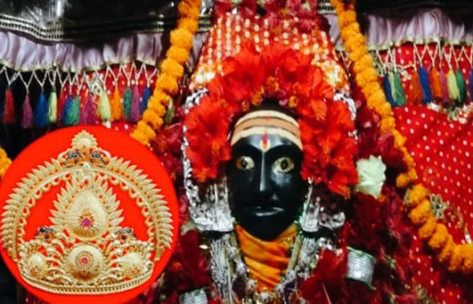 कारोबारी ने थावे मंदिर में चढ़ाया 251 ग्राम के सोने का मुकुट, मुकुट पहनाने के लिए प्रशासन से की अपील