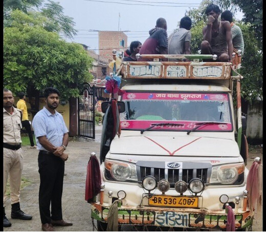 लखीसराय में पिकअप के ऊपर सवारियों को बैठाने पर परिवहन विभाग का एक्शन, चालान जारी
