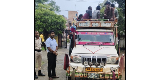 लखीसराय में पिकअप के ऊपर सवारियों को बैठाने पर परिवहन विभाग का एक्शन, चालान जारी