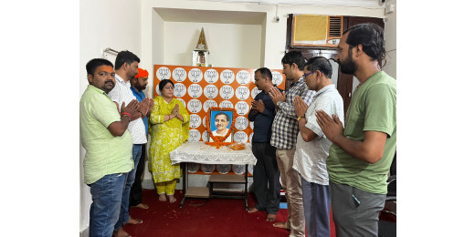 पं. दीनदयाल उपाध्याय की जयंती पर पुष्पांजलि कर श्रद्धा सुमन अर्पित
