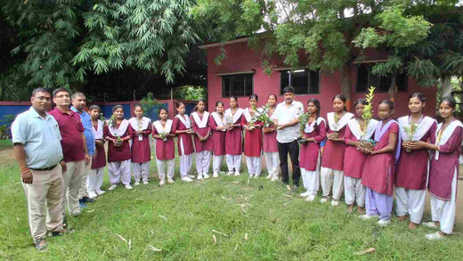 जल-जीवन-हरियाली दिवस पर छात्राओं ने किया वृक्षारोपण, पर्यावरण संरक्षण का लिया संकल्प