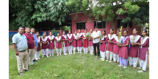 जल-जीवन-हरियाली दिवस पर छात्राओं ने किया वृक्षारोपण, पर्यावरण संरक्षण का लिया संकल्प