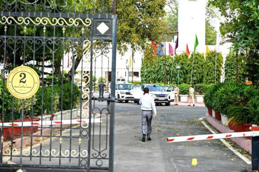 सुरक्षा घेरा भेदकर विधानसभा परिसर में घुसी कार, अध्यक्ष की गाड़ी पर स्याही फेंककर फरार