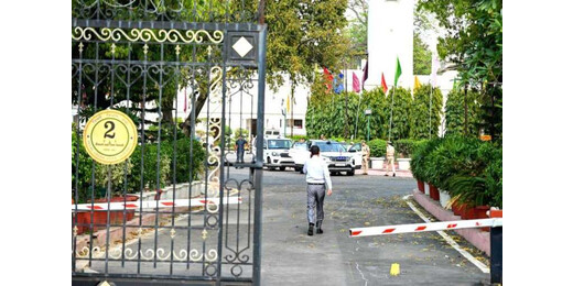 सुरक्षा घेरा भेदकर विधानसभा परिसर में घुसी कार, अध्यक्ष की गाड़ी पर स्याही फेंककर फरार