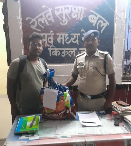 आरपीएफ किऊल ने ऑपरेशन अमानत के तहत यात्री का छूटा सामान लौटाया