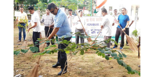 गांधी जयंती पर व्यवहार न्यायालय परिसर में चला स्वच्छता अभियान