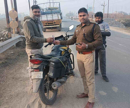 सड़क सुरक्षा को लेकर रोको- टोको अभियान, चॉकलेट व फूल देकर चालकों को किया जागरूक