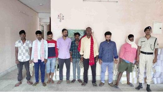 शराबबंदी कानून के उल्लंघन पर कार्यवाई, लखीसराय में छापेमारी कर आठ लोगों को पकड़ा