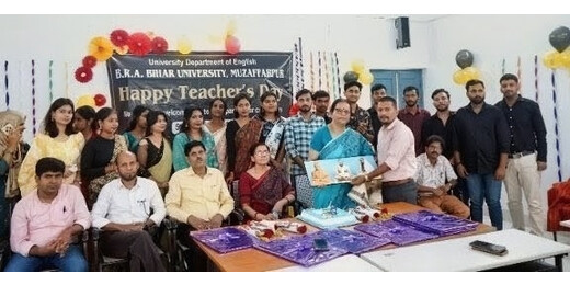 बीआरएबीयू के अंग्रेजी विभाग में गुरु-शिष्य परंपरा का दिखा उल्लास, शिक्षकों को किया गया सम्मानित