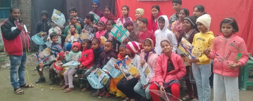 मालीघाट में मकर संक्रांति पर बच्चों के बीच बांटी गईं खुशियां