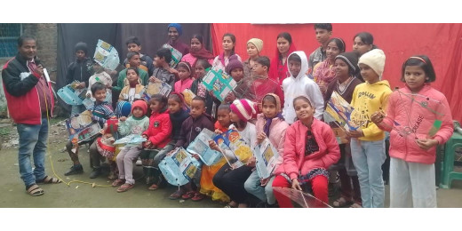 मालीघाट में मकर संक्रांति पर बच्चों के बीच बांटी गईं खुशियां