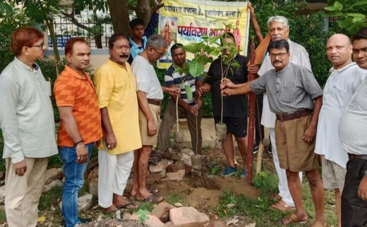 पूर्व प्रधानमंत्री चंद्रशेखर की पुण्यतिथि पर पर्यावरण भारती का वृक्षारोपण अभियान, ‘त्रिदेव’ के पौधे लगाए