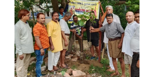 पूर्व प्रधानमंत्री चंद्रशेखर की पुण्यतिथि पर पर्यावरण भारती का वृक्षारोपण अभियान, ‘त्रिदेव’ के पौधे लगाए
