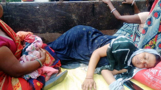 बाढ़ की विकट परिस्थिति में भी महिलाएं संस्थागत प्रसव के लिए पहुंच रही हैं प्राथमिक स्वास्थ्य केंद्र