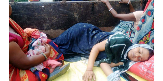 बाढ़ की विकट परिस्थिति में भी महिलाएं संस्थागत प्रसव के लिए पहुंच रही हैं प्राथमिक स्वास्थ्य केंद्र