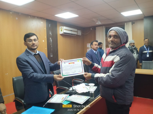 जिलाधिकारी की अध्यक्षता में विद्यार्थियों की उपस्थिति व शिक्षा में सुधार हेतु हुई बैठक