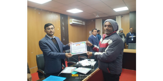 जिलाधिकारी की अध्यक्षता में विद्यार्थियों की उपस्थिति व शिक्षा में सुधार हेतु हुई बैठक