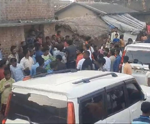 बाघमारा विधानसभा में सांसद ढुल्लू व भाजपा प्रत्याशी शत्रुघ्न महतो की गुंडागर्दी, ग्रामीणों की पिटाई का वीडियो वायरल
