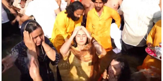 कैटरीना कैफ ने सास संग संगम में लगाई डुबकी, फैंस ने की तारीफें