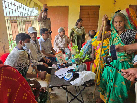 स्वास्थ्य सेवाओं और टीबी अभियान की समीक्षा, आयुष्मान आरोग्य मंदिर पहुंचे डीएम