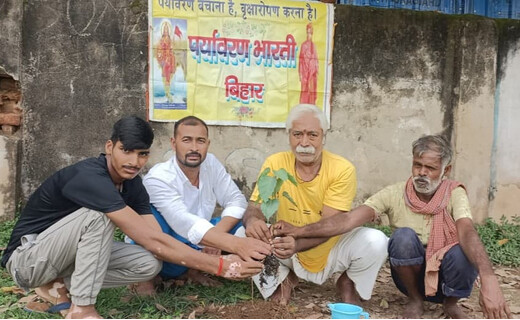पितृ पक्ष और विवेकानंद के शिकागो भाषण की वर्षगांठ पर पौधारोपण