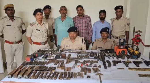 बिहार : मुर्गी फार्म की आड़ में चल रहा था गन फैक्ट्री, हथियारों के जखीरा समेत 4 गिरफ्तार 
