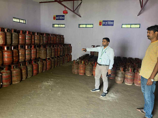 गैस आपूर्ति पर प्रशासन सख्त, जमाखोरों के खिलाफ धावा दल गठित