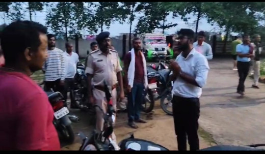 जमुई मोड़ के पास बिना हेलमेट चलाने वालों की हुई जांच, जिला परिवहन कार्यालय में दिलाई गई शपथ