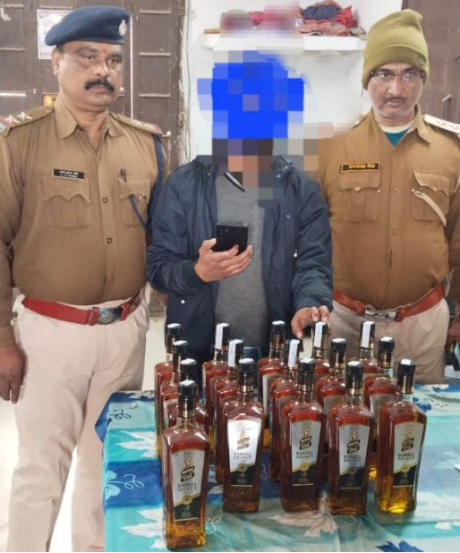 किऊल स्टेशन पर शराब तस्कर गिरफ्तार, 16 बोतल विदेशी शराब बरामद