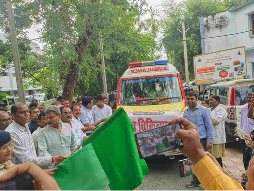 लखीसराय में बाढ़ पीड़ितों के द्वार पहुंचेगी दवा और डॉक्टर, चलंत एम्बुलेंस सेवा रवाना
