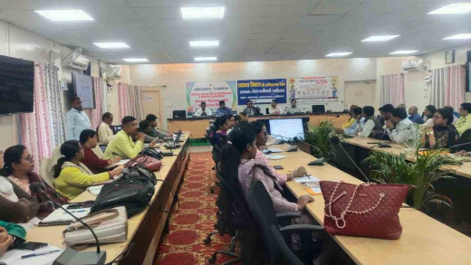 स्वास्थ्य विभाग की समीक्षा बैठक में डीएम ने दिए अहम निर्देश