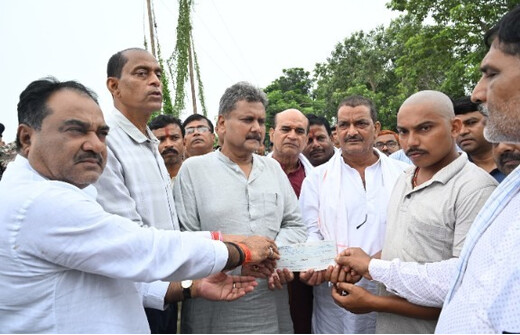प्रभारी मंत्री ने बड़हिया घाट से PHC तक परखीं व्यवस्थाएं, मृतक के परिजन को दिया 4 लाख का चेक