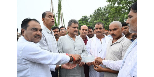 प्रभारी मंत्री ने बड़हिया घाट से PHC तक परखीं व्यवस्थाएं, मृतक के परिजन को दिया 4 लाख का चेक