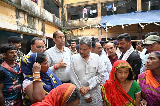 बड़हिया धर्मशाला पहुंचे प्रभारी मंत्री, बाढ़ पीड़ितों से मिलकर व्यवस्थाओं का लिया जायजा