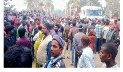 मुजफ्फरपुर : अपहृत युवक की हत्या कर जलाया शव, परिजनों ने सड़क जाम कर किया हंगामा