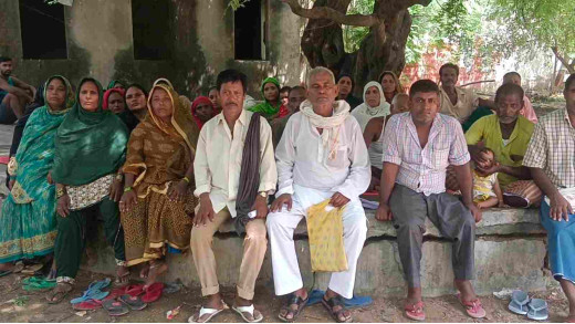 जबरन जमीन खाली कराने को लेकर नट जाति ने डीएम से की सुरक्षा की मांग
