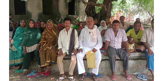 जबरन जमीन खाली कराने को लेकर नट जाति ने डीएम से की सुरक्षा की मांग