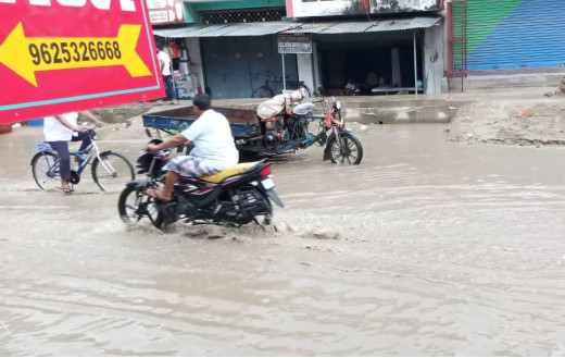 ताजपुर बाजार में करोड़ों रुपये के नाले बने, फिर भी सड़क जलमग्न, जांच कर कार्रवाई हो : सुरेंद्र