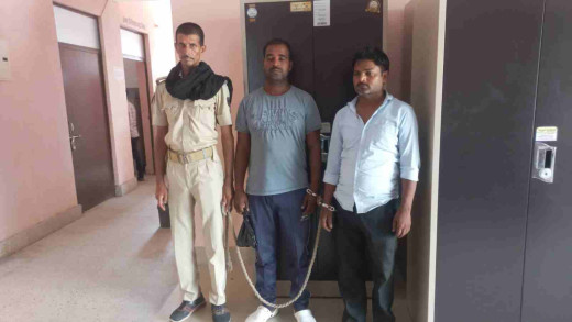 दो शराब तस्कर गिरफ्तार, देसी-विदेशी शराब बरामद