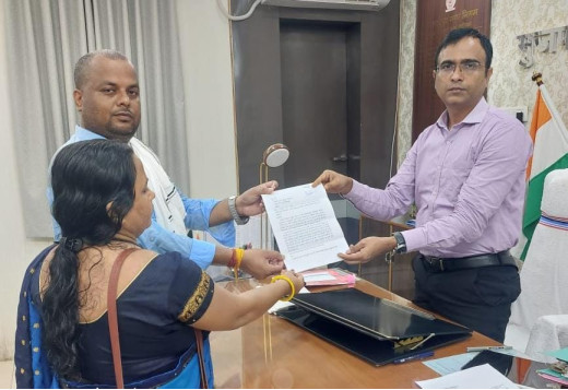 गरीबों को उजाड़ने से पहले बसाने की हो व्यवस्था, मांग के साथ नगर आयुक्त से मिले सावन पांडेय 