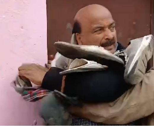 छात्रा के साथ कमरे में पकड़े गए शिक्षक, ग्रामीणों ने जमकर की धुनाई 