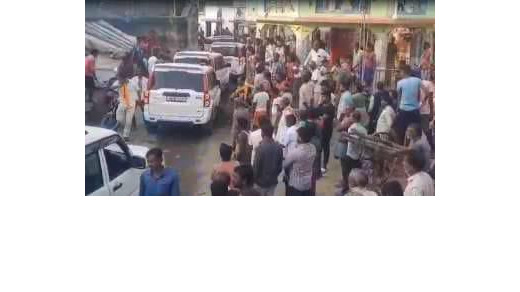 सांसद पर लगा ग्रामीणों को पिटाई करने और स्कॉर्पियो में भरकर ले जाने का आरोप, पुलिस देखती रही तमाशा 
