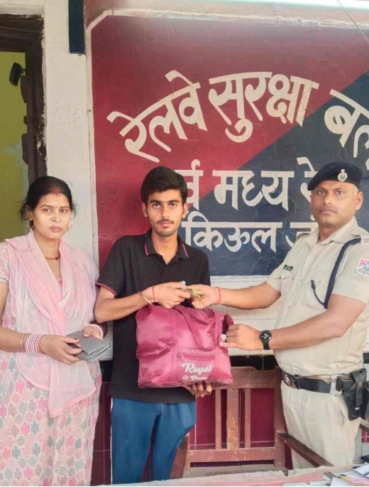 ऑपरेशन अमानत के तहत किउल स्टेशन पर गुम हुआ बैग लौटाया, यात्री ने जताया आभार
